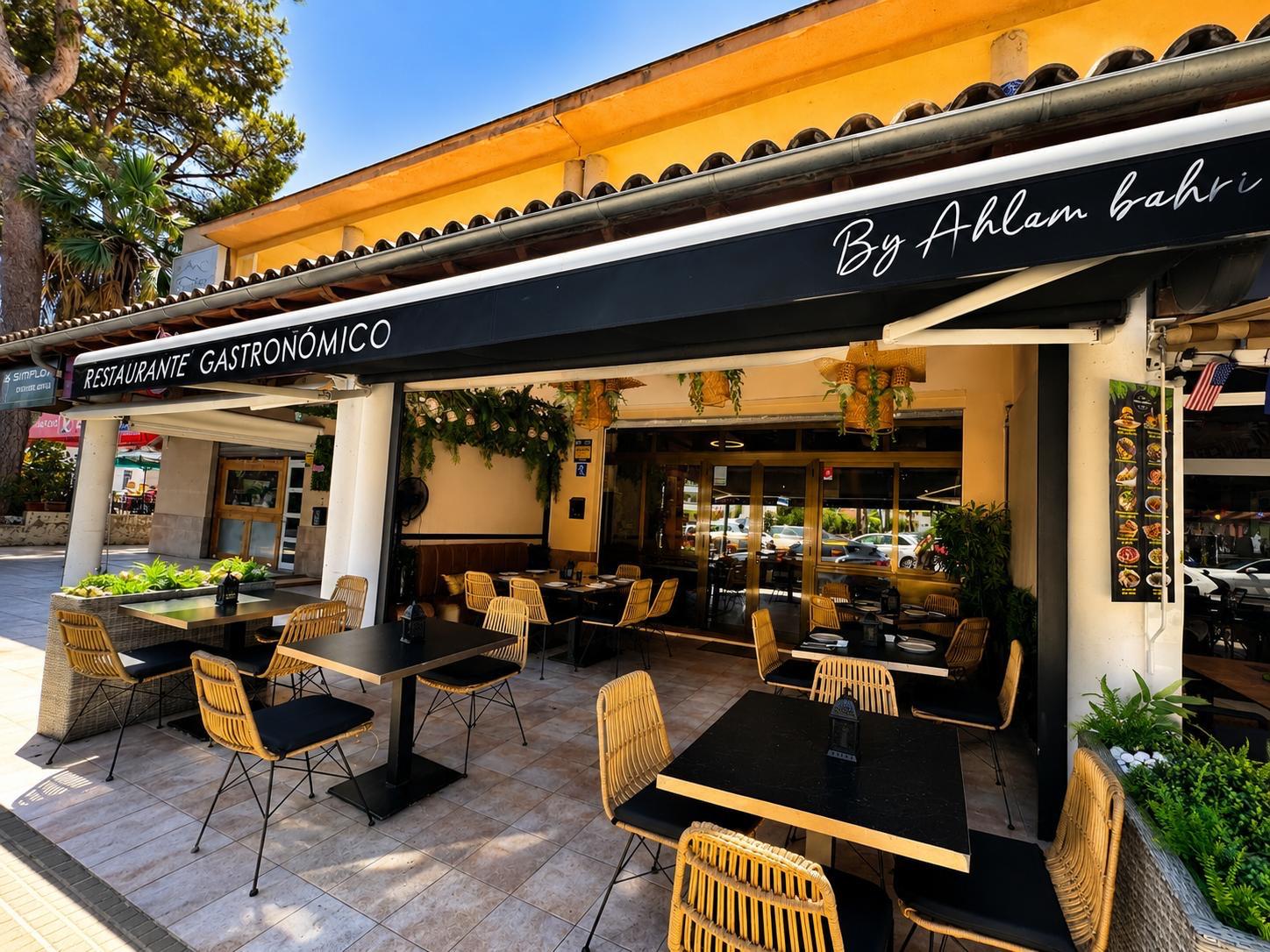 Fachada del restaurante YUMEE en Puerto de Alcúdia